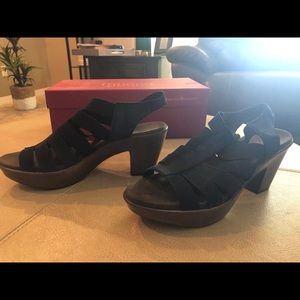 Munro sandals.  Navy. Excellent condition. Size 9. Worn twice.